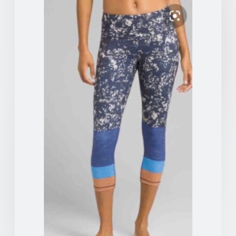 High-Rise Colorblock Capris Leggings in Navy & Blue